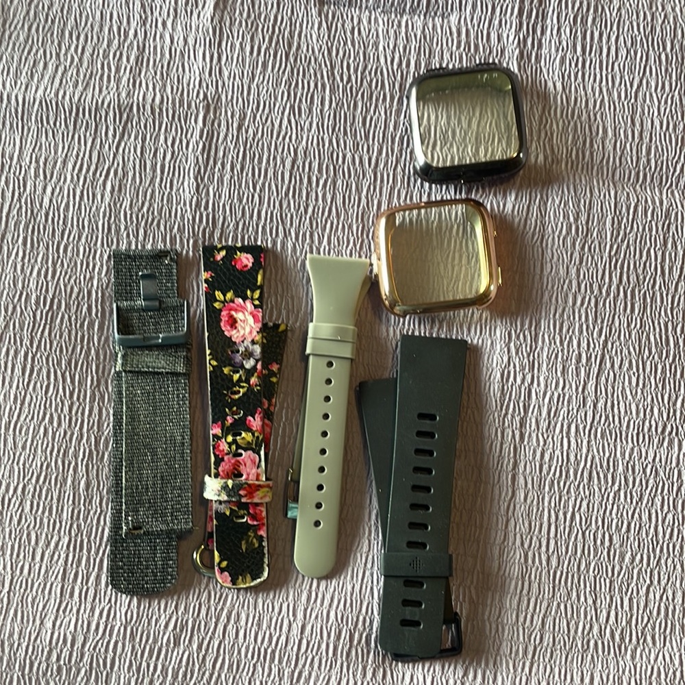 Fitbit Versa watch and accessories - Picture 2 of 5